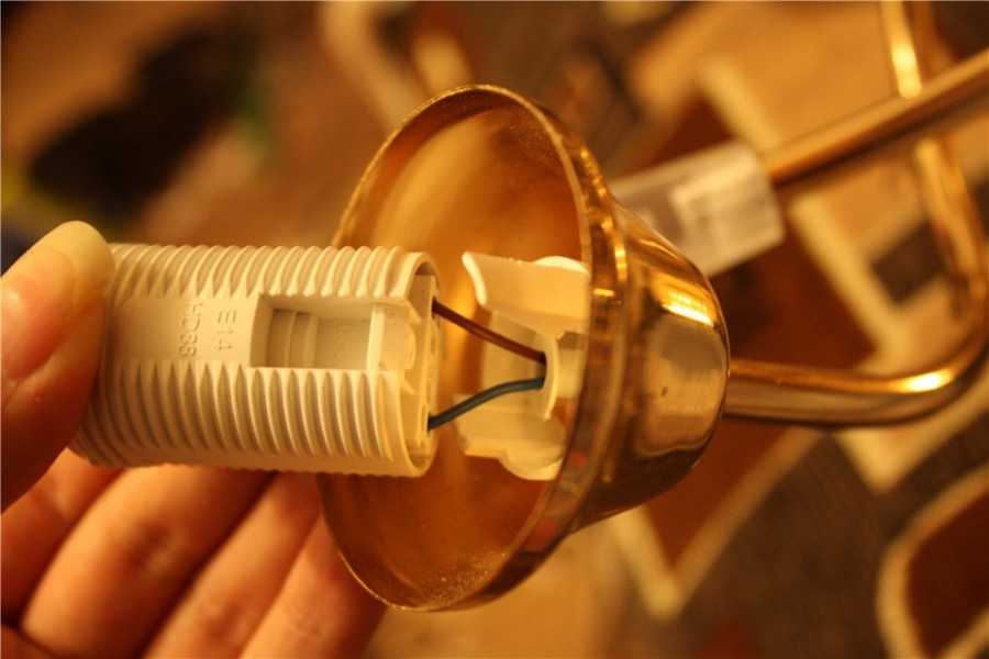 Как правильно подключить патрон для лампочки к проводам.