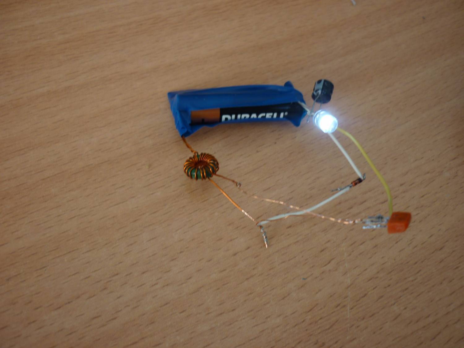 Толя подключил к батарейке красную лампочку. Светодиоды 1.5 вольт. Мини фонарик 1 светодиод и 3 батарейки ААА. Светодиод от 5 вольт. Фонарик из светодиода и батарейки с2332.