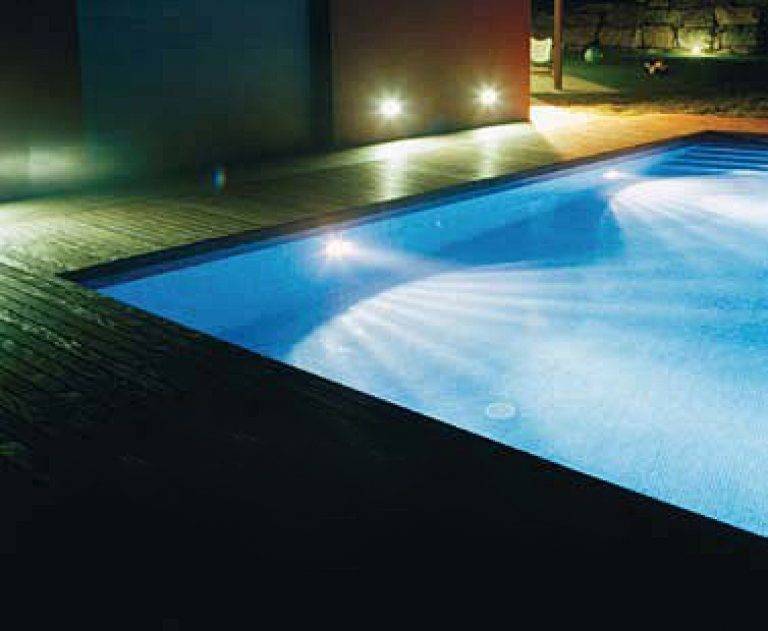 Варианты подсветки и освещения в бассейне