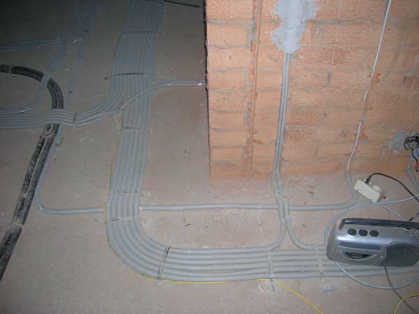 Проводка в гофре по потолку: можно ли прокладывать кабель без гофры