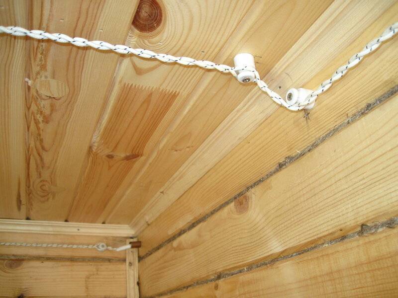 Проводка в деревянном доме своими руками: правила монтажа, открытая и внутренняя, разводка, ввод электричества, пошаговая инструкция и схемы