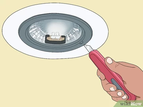 Как заменить лампочку в точечном светильнике?