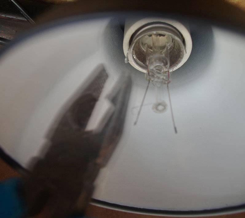 Что делать, если сломанная электрическая лампочка застряла в патроне? как выкрутить цоколь лопнувшей лампочки из патрона: советы, лайфхаки