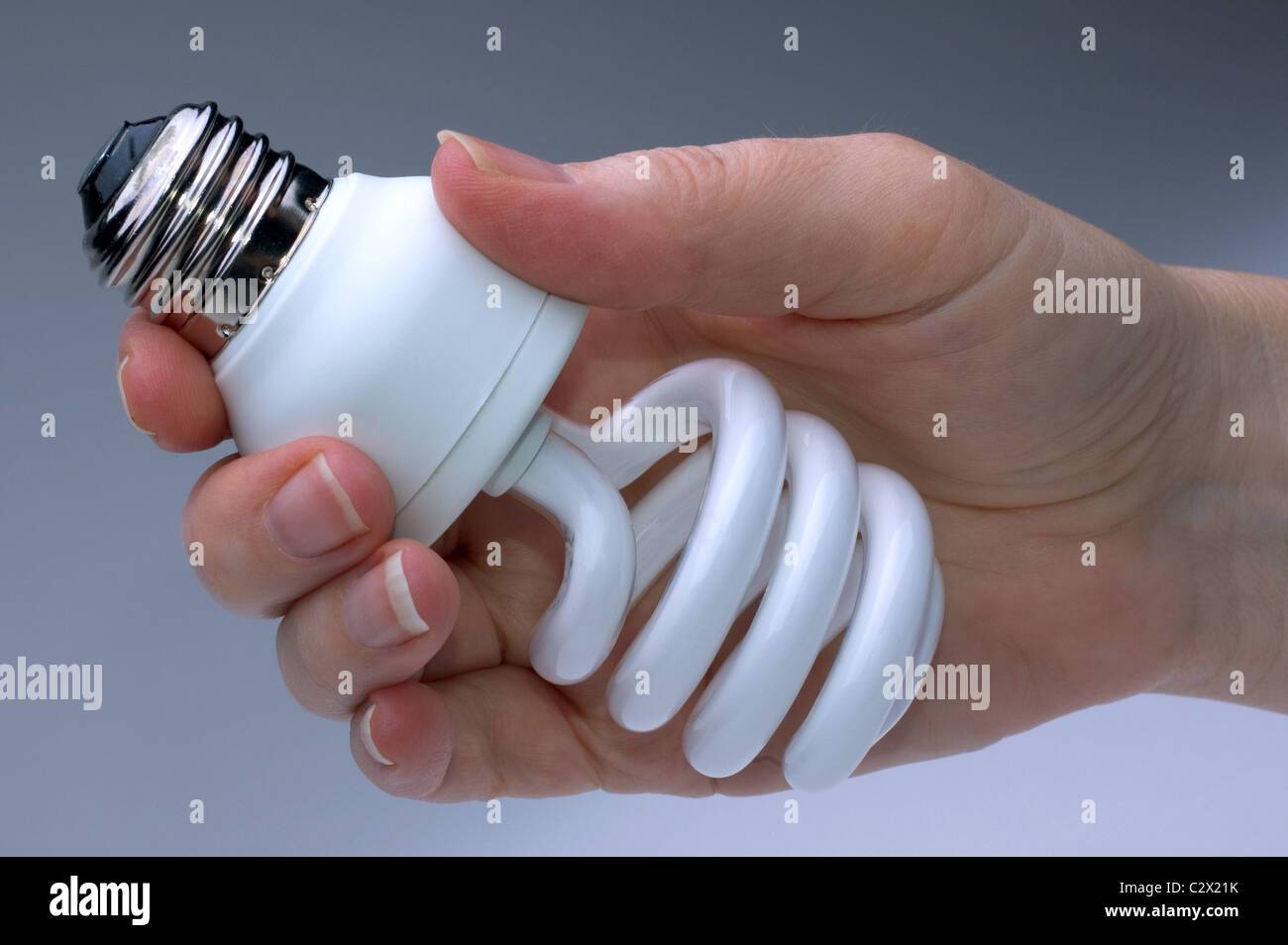 Разбилась энергосберегающая лампочка: что делать, избавляемся от ртути