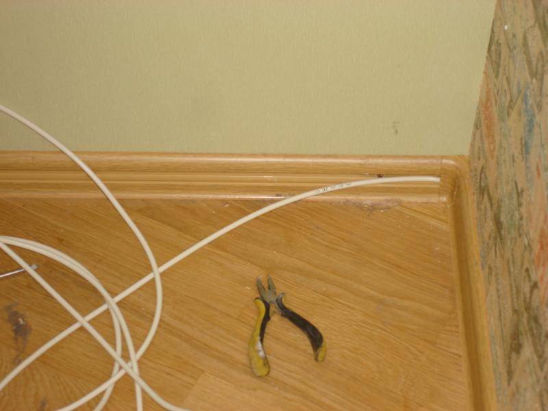 Как правильно спрятать все кабели в плинтус и забыть о них