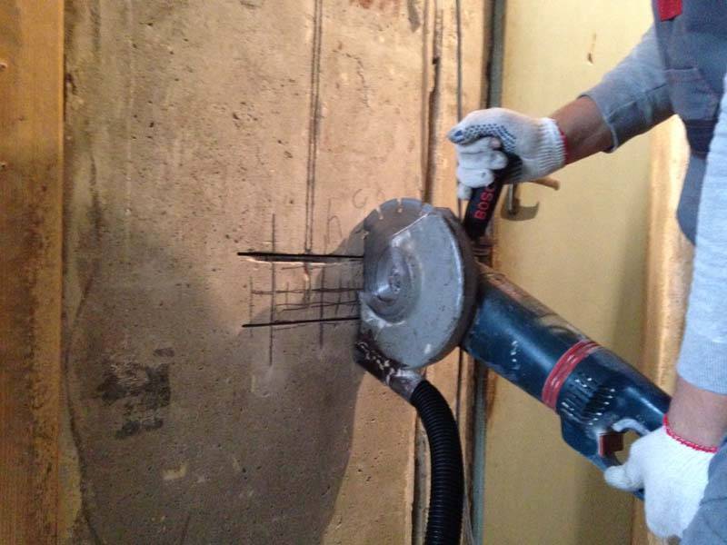 Как проштробить стену под электропроводку с помощью перфоратора