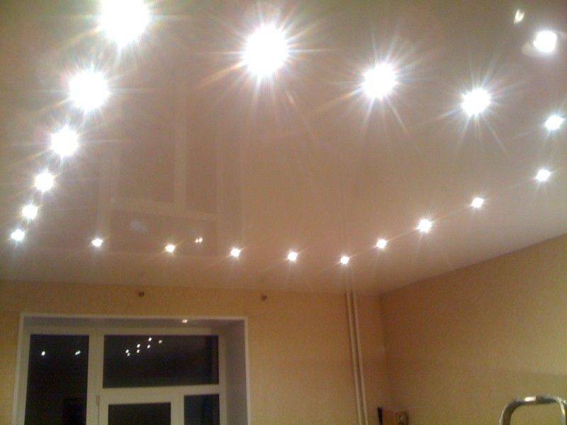 Ошибки и правила расположения точечных светильников на потолке