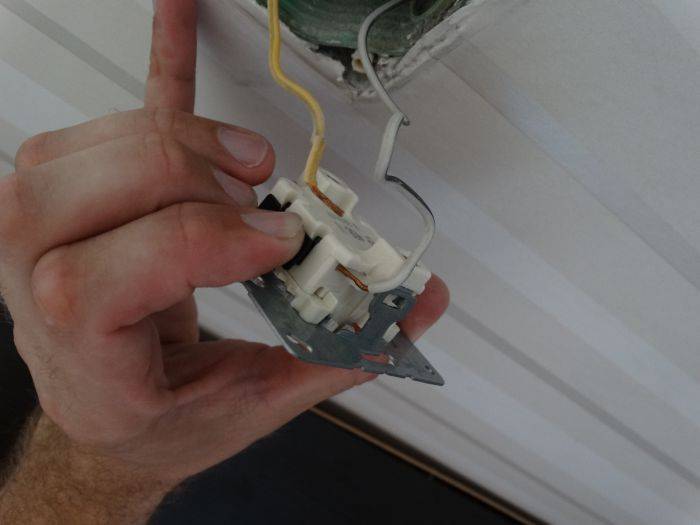 Как поменять выключатель света в квартире с одной или двумя кнопками своими руками: подробная инструкция с видео по самостоятельной замене прибора
