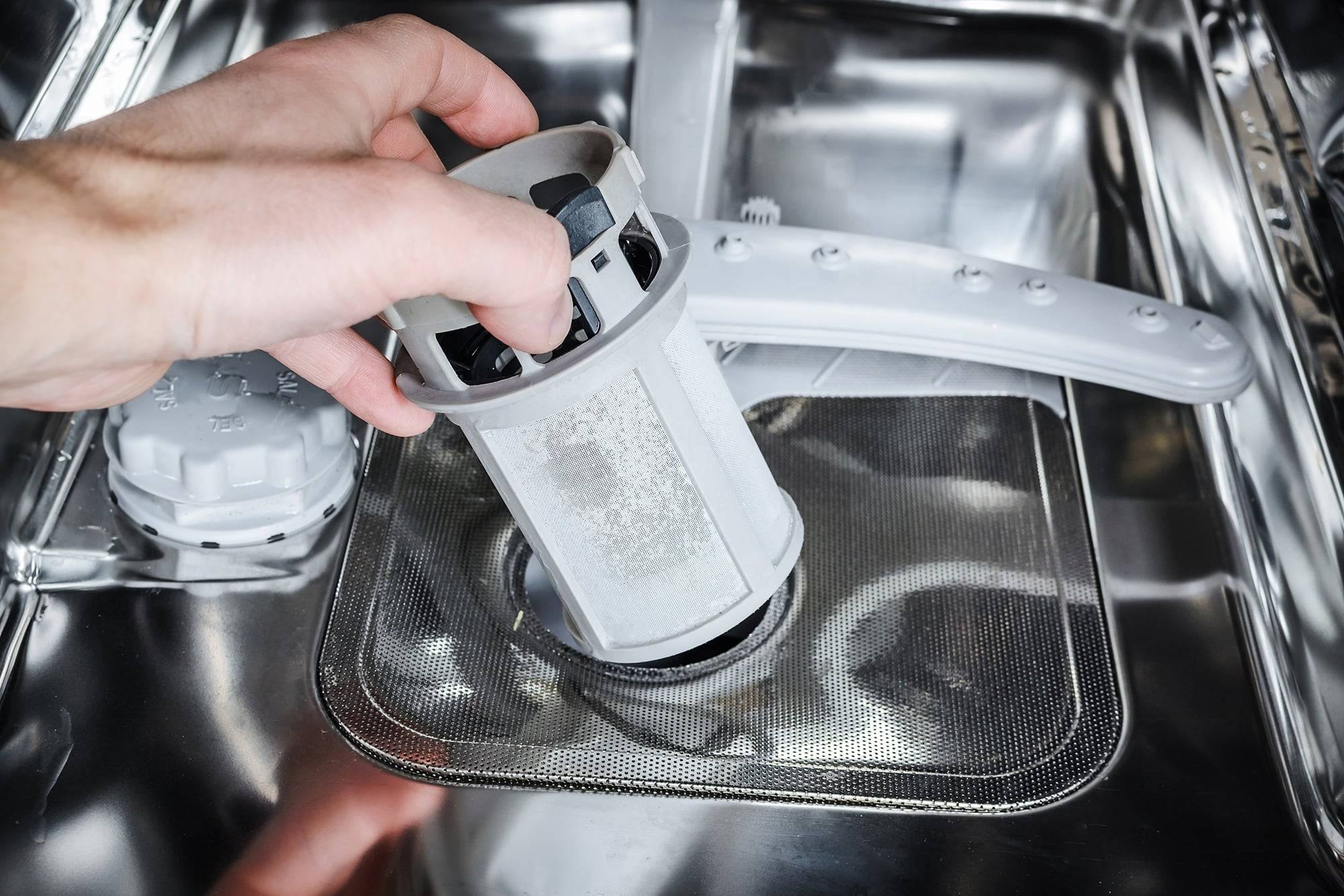 Белый налет в посудомоечной машине: почему появляется + как устранить