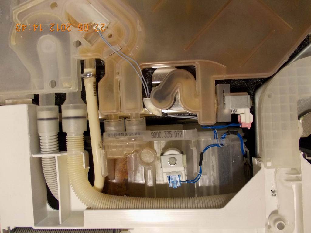 Вода в посудомойке бош. Посудомоечная машина Bosch srv43m13eu. Посудомойка Ханса сливной клапан. Посудомоечная машина Bosch датчик Aquastop.