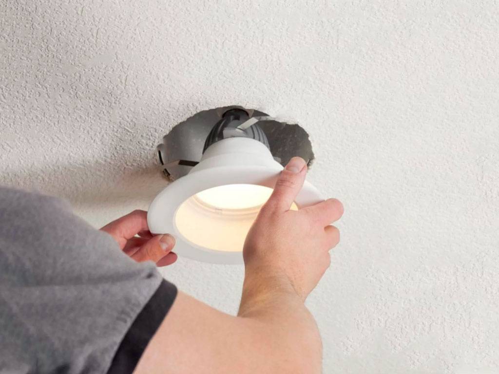 Как снять лампочку с натяжного потолка: как поменять светильник, светодиодная лампа и точечный, видео