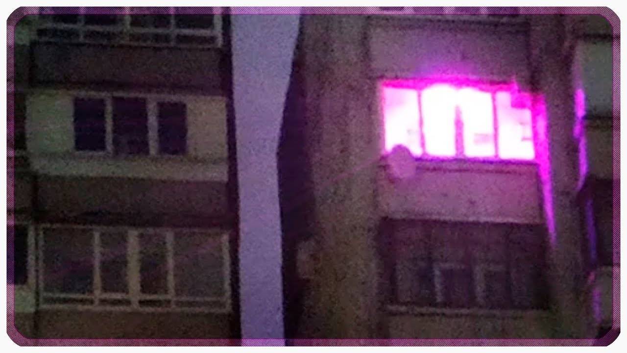 Розовые лампы в окнах: почему горит фиолетовый свет в жилых домах на подоконниках