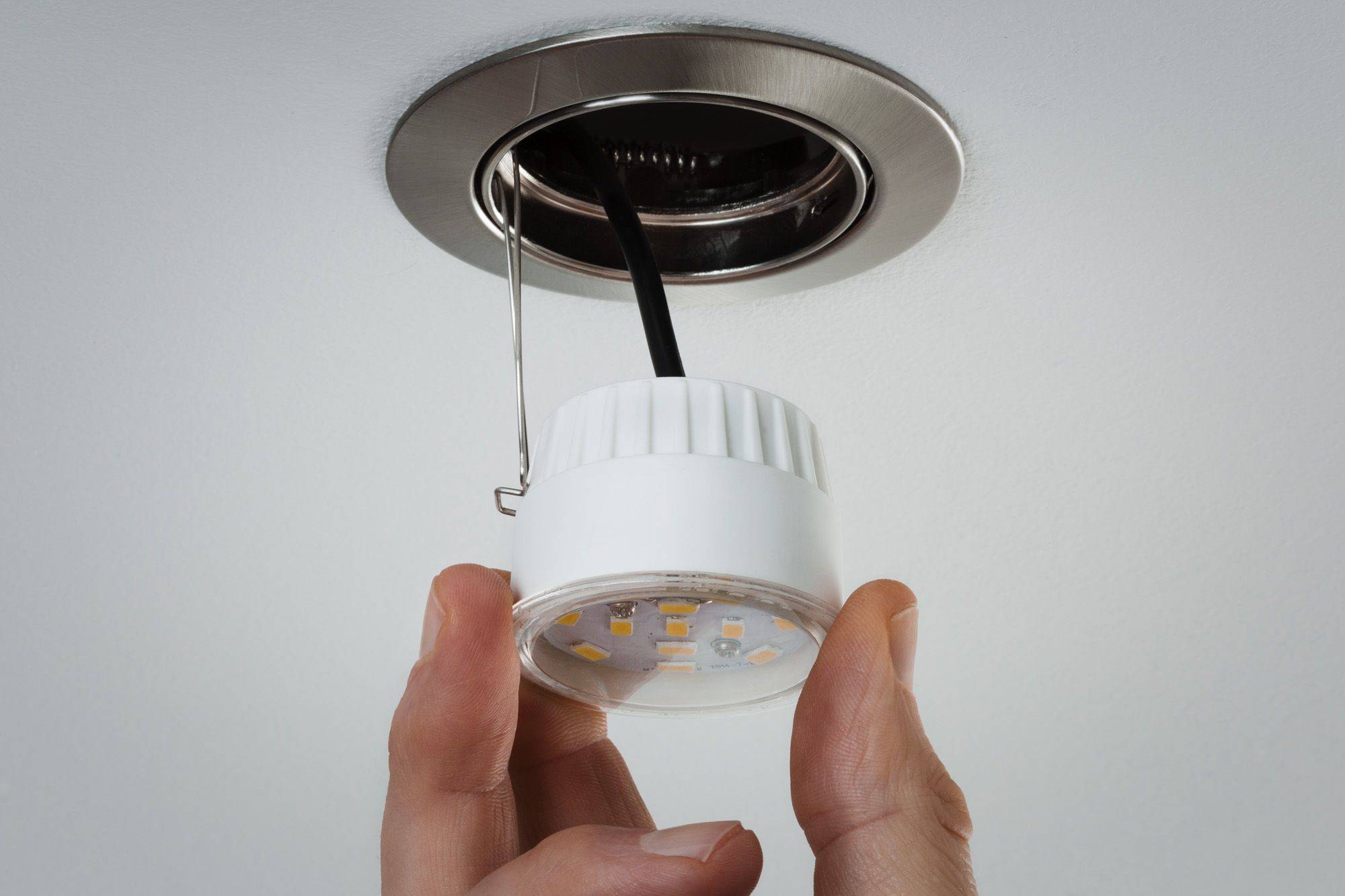 Как правильно установить точечные светильники в натяжной потолок
