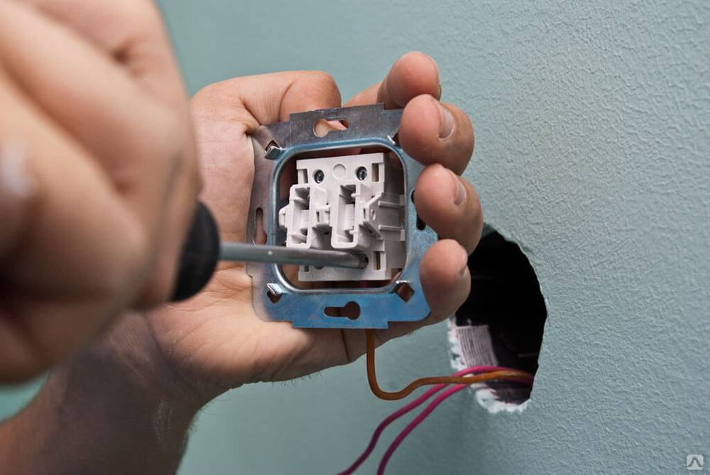 Как заменить выключатель света в квартире: пошаговая инструкция