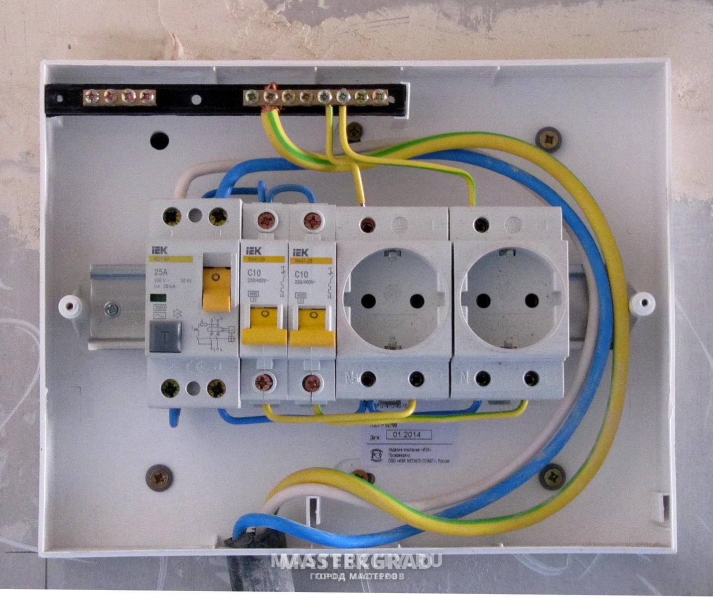 Розетка автомат в щиток. Подключить розетку к автомату в щитке 220. Накладная распределительный щит на 4 автомата.