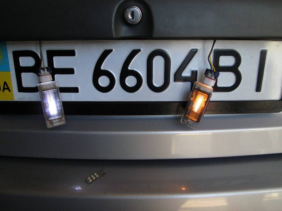 Замена лампы подсветки номерного знака: примеры на 5 марках авто