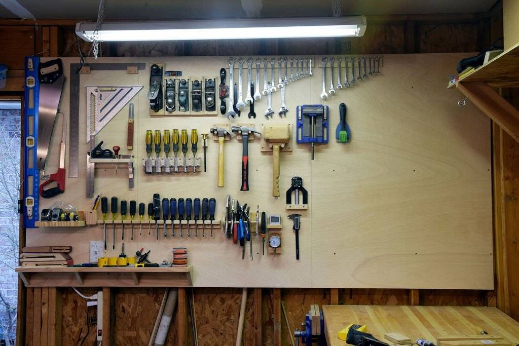 Как закрепить инструменты на стене в гараже