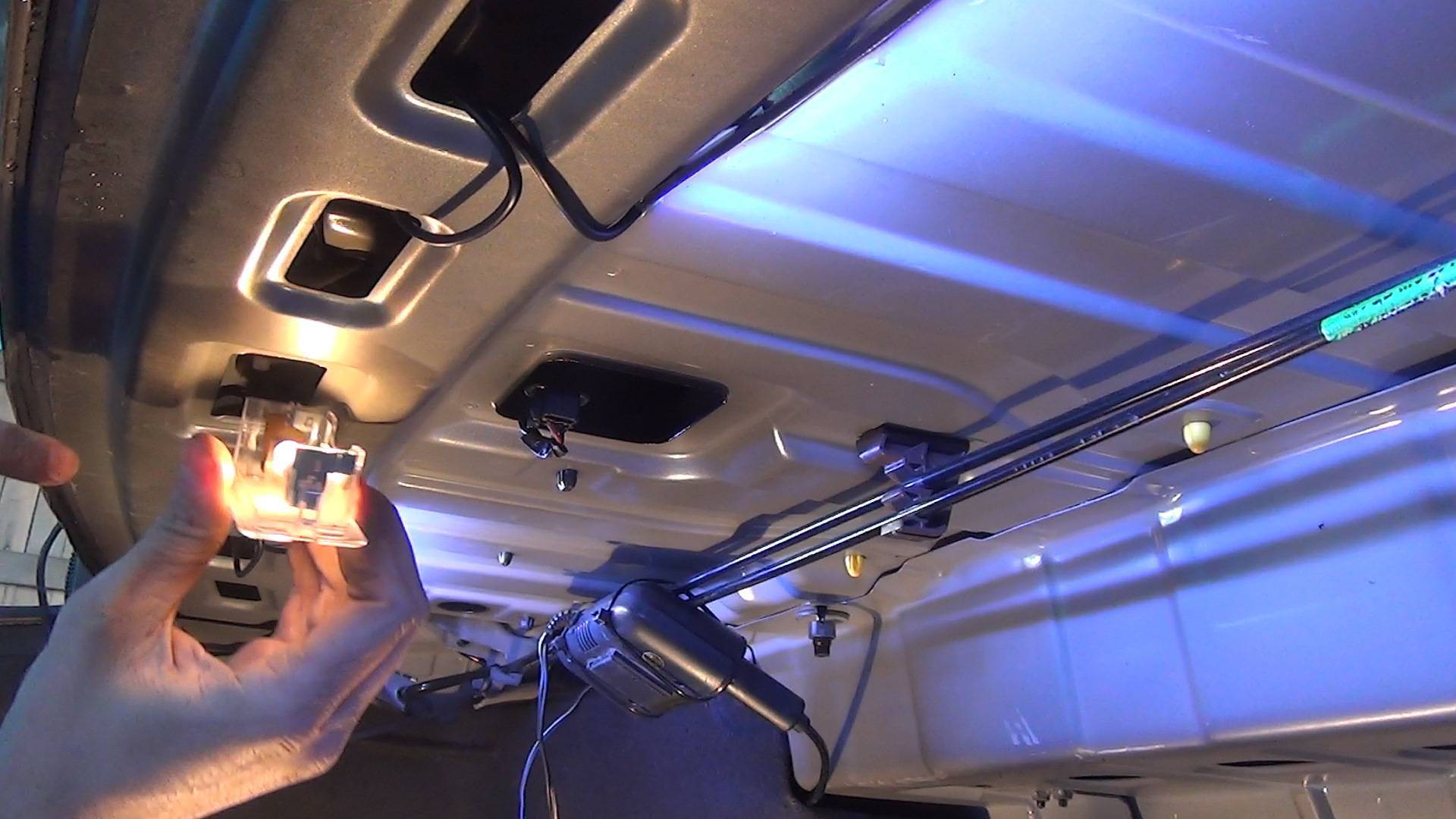 Как подключить светодиодную ленту в машине? ответ