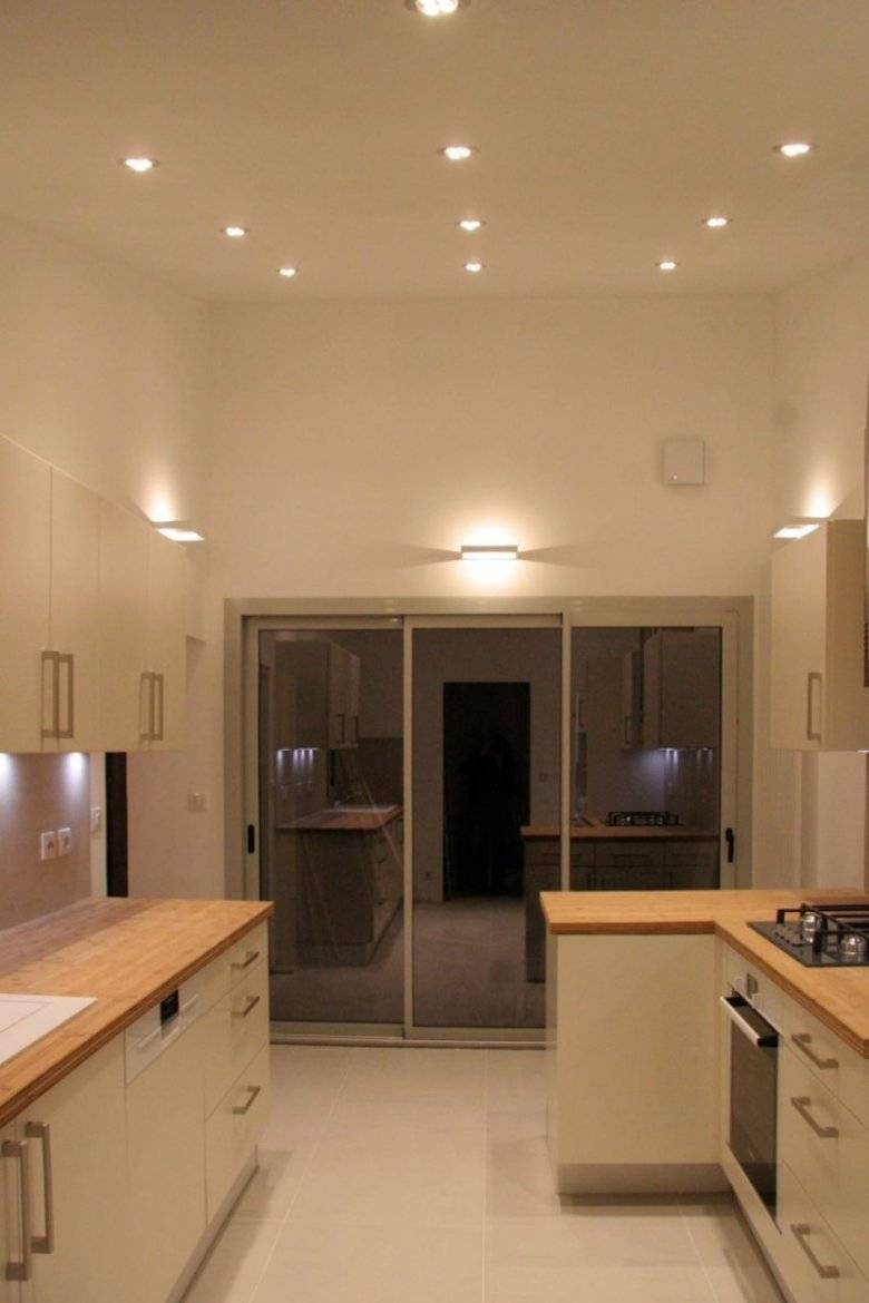 Варианты освещения кухни с натяжными потолками в интерьере — дизайн и фото