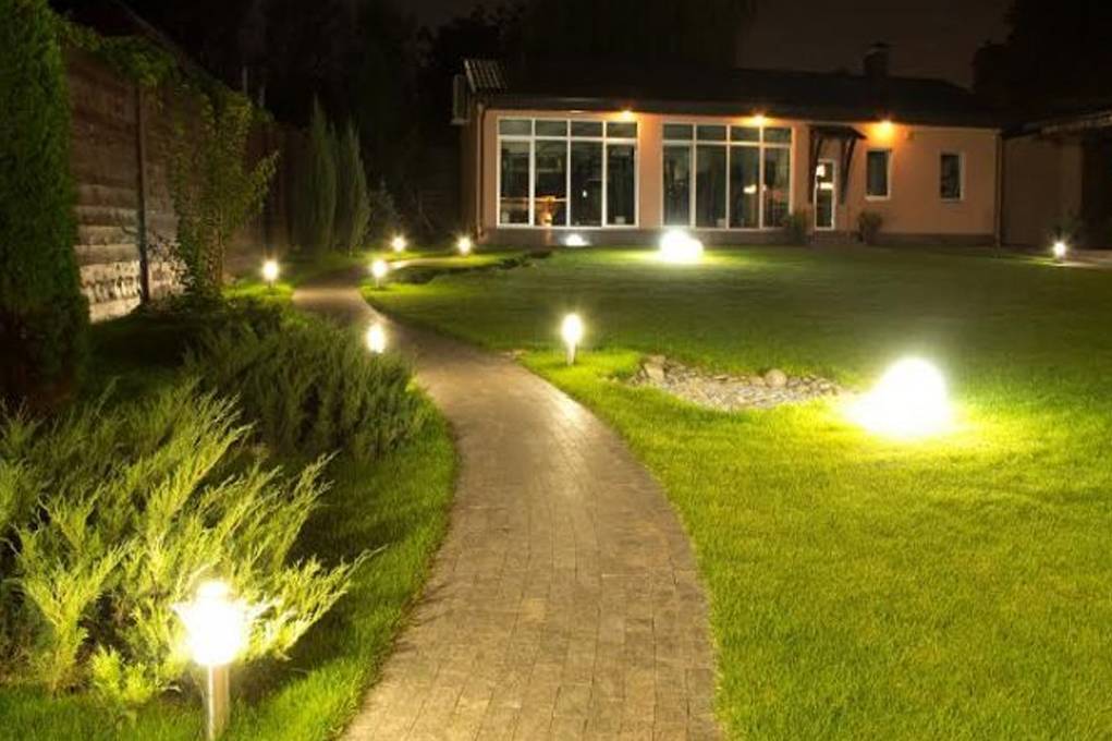 Как сделать самостоятельно светильники для садовых дорожек: варианты освещения