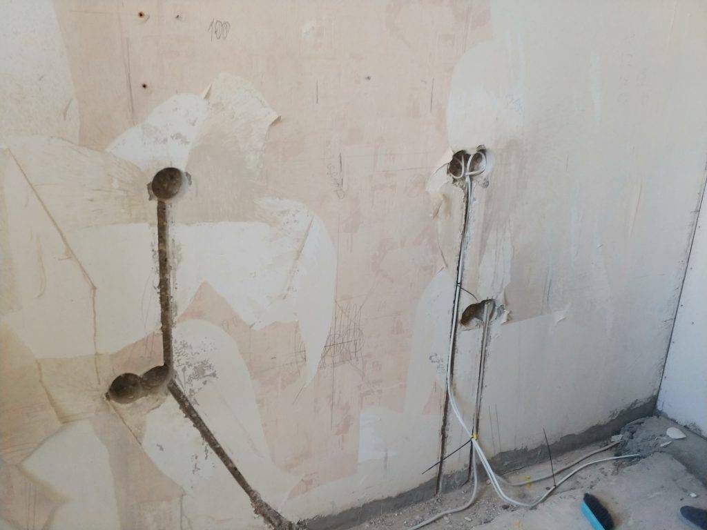 Как и чем правильно штробить стены под проводку без пыли