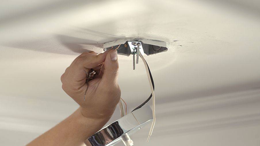 Как повесить люстру на натяжной потолок (монтаж, на готовое полотно)