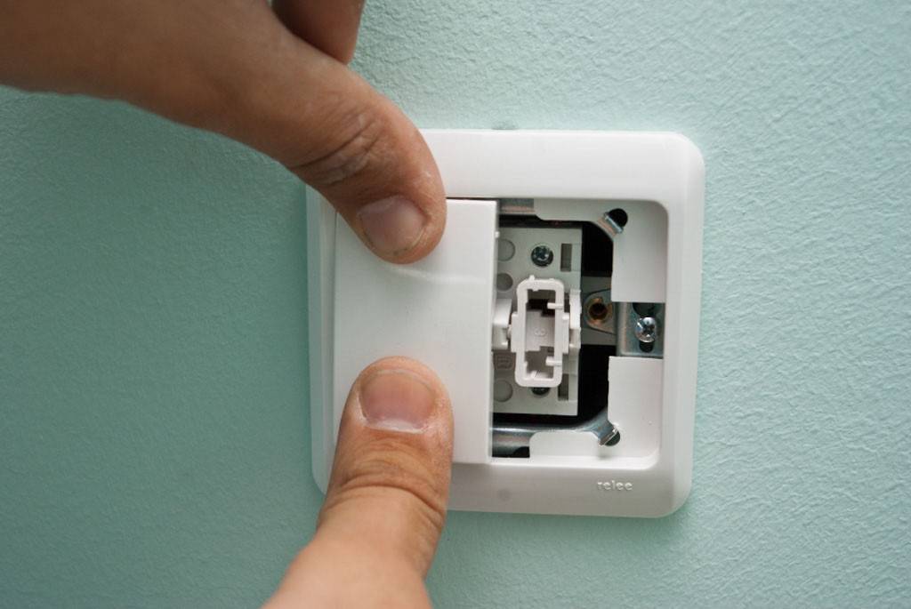 Как снять выключатель со стены – подробная инструкция, демонтаж выключателей: снятие рамки и клавиш