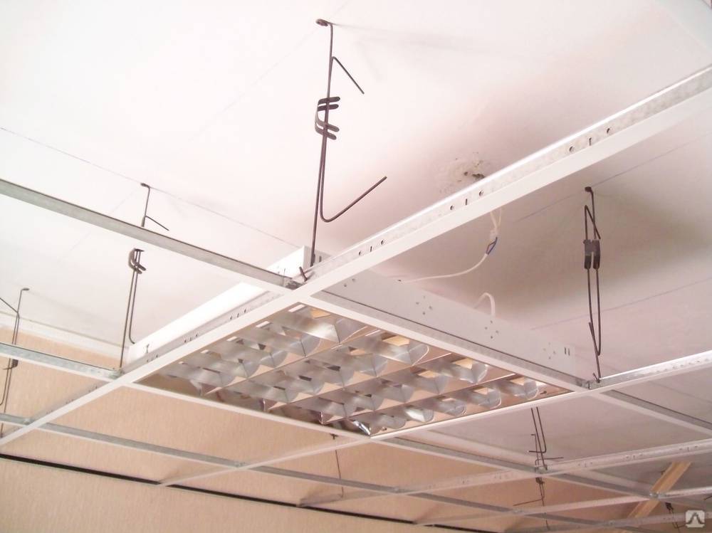 Правильный монтаж светильников в потолок армстронг