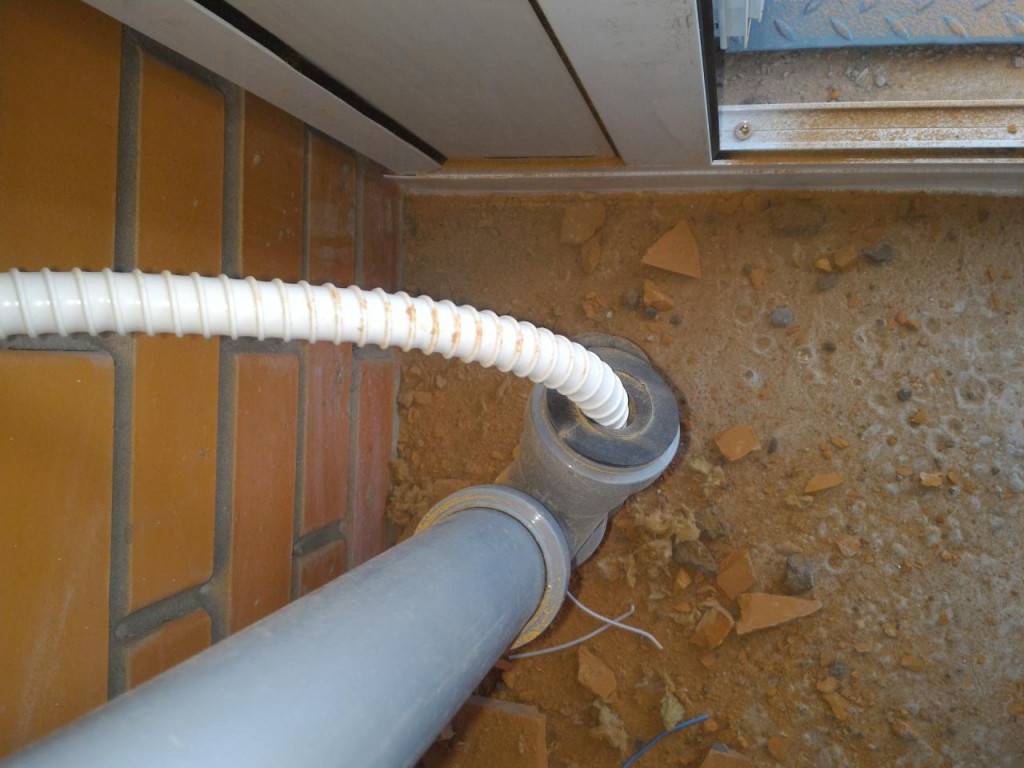 Подключение дренажной трубки кондиционера для отвода конденсата в канализацию