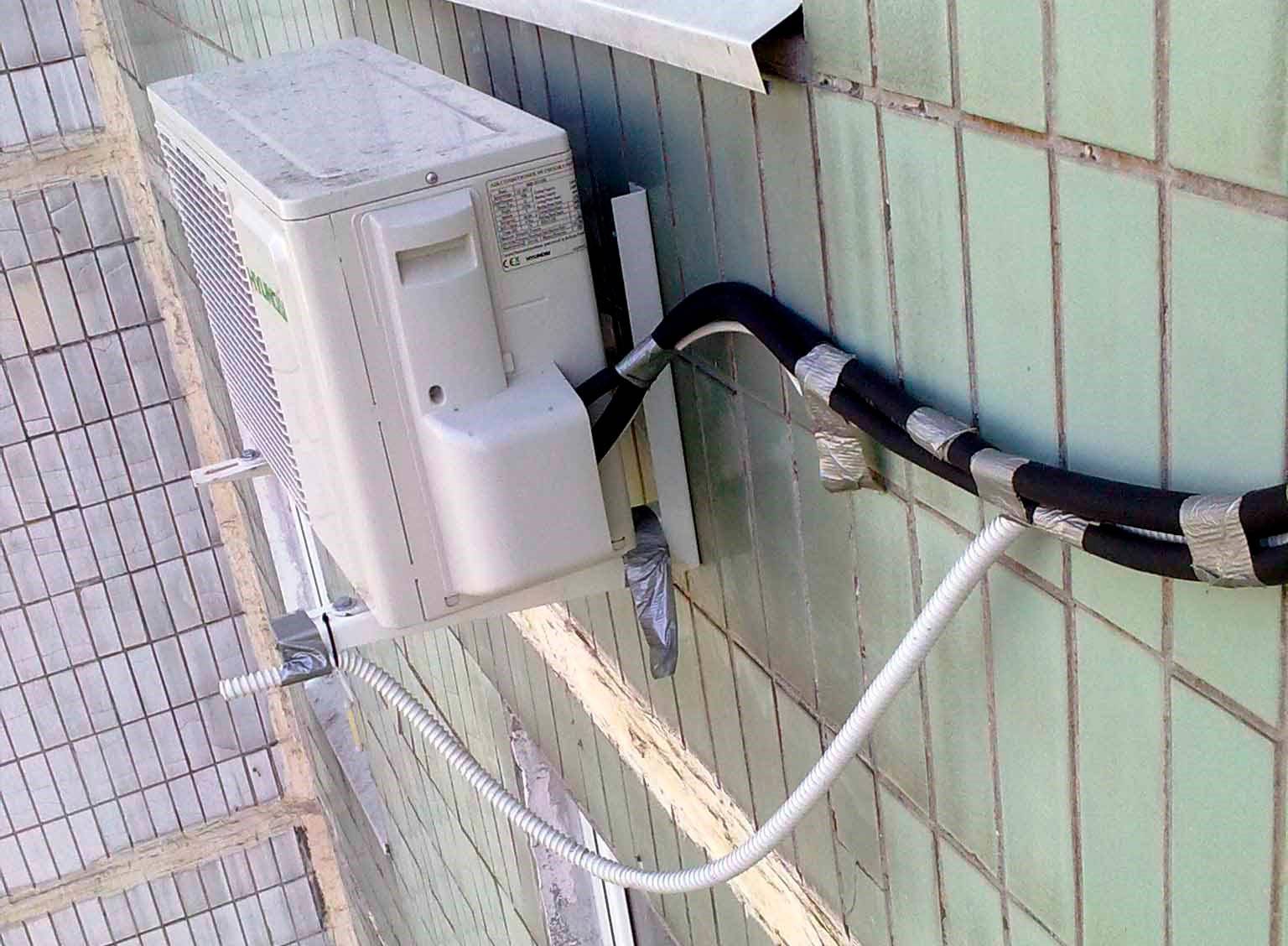 Подключение дренажной трубки кондиционера для отвода конденсата в канализацию