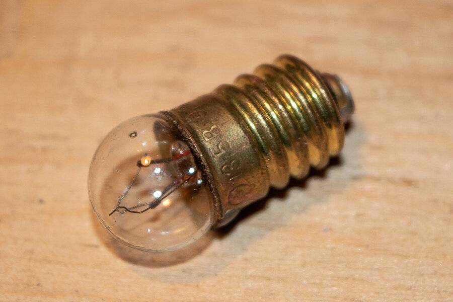 Почему моргает светодиодная лампа во включенном состоянии?