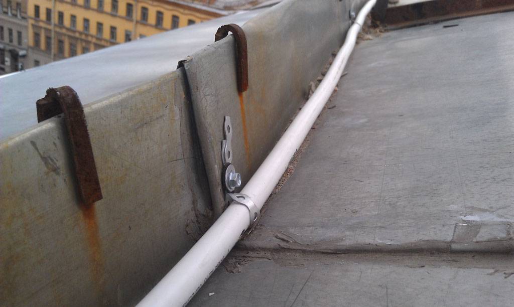 Как проложить кабель по забору согласно правилам. прокладка кабеля по металлоконструкциям