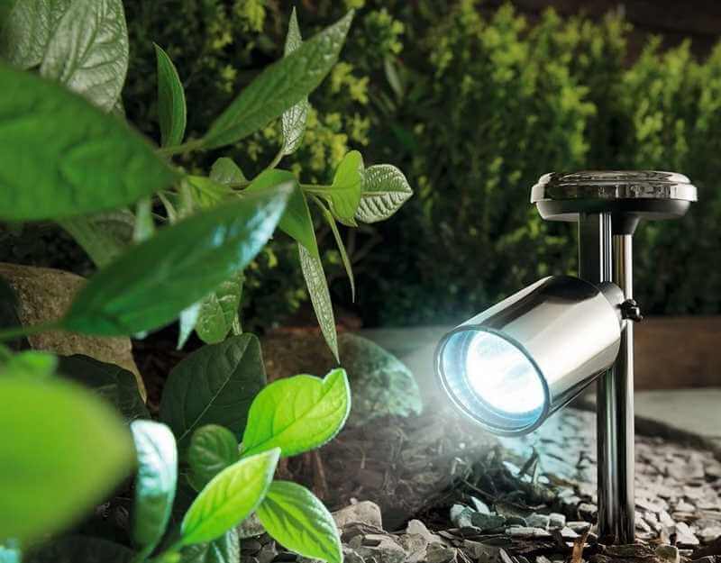 7 лучших садовых светильников на солнечных батареях