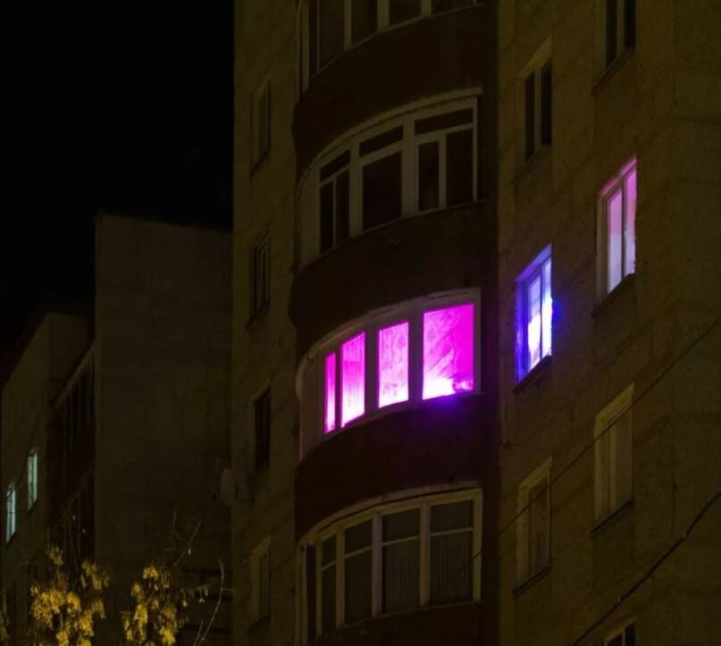 Зачем многие люди оставляют на ночь фиолетовый свет, почему окна многоэтажек светятся фиолетовым