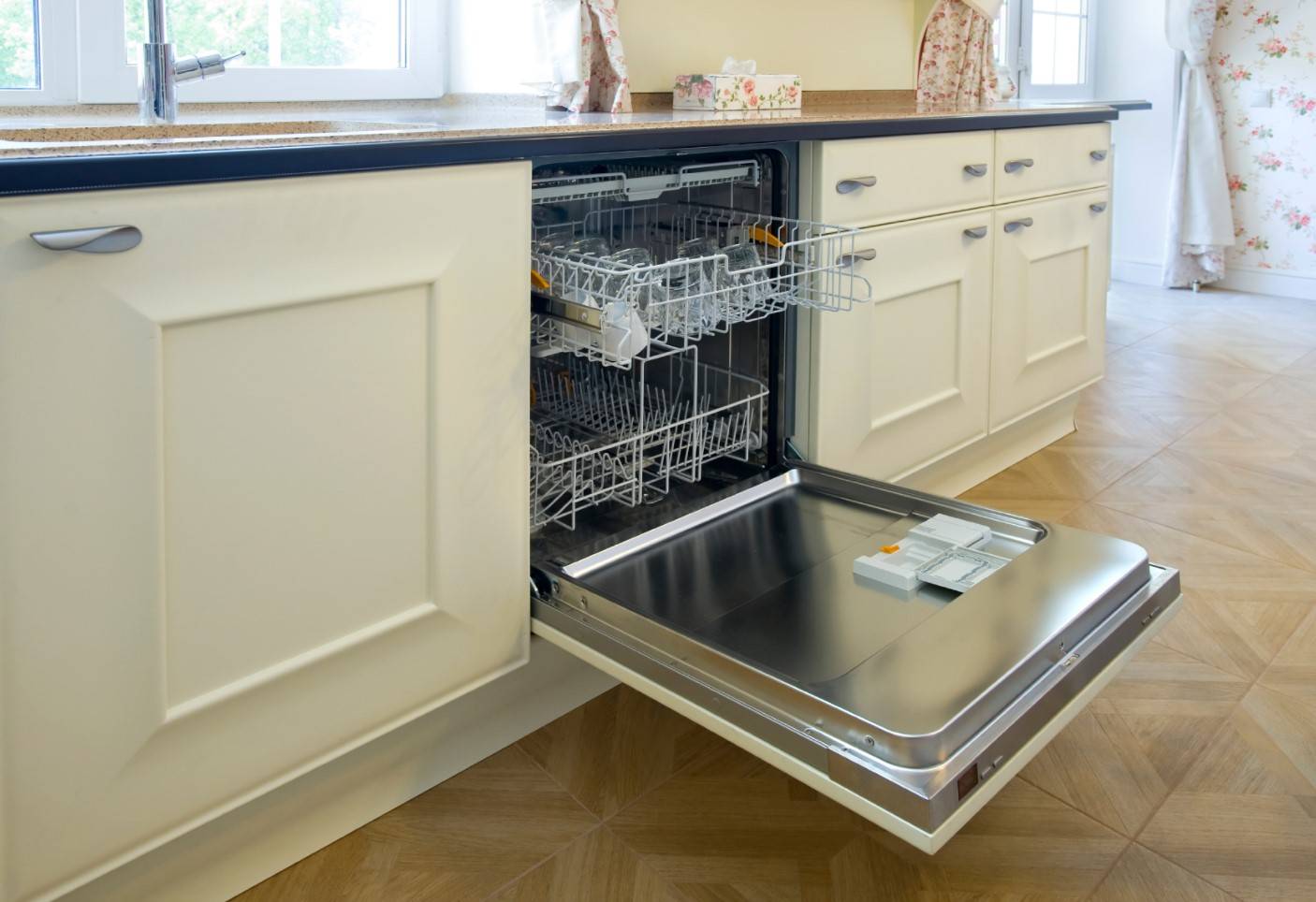 Как встроить посудомоечную машину в готовую кухню (установка пмм, посудомойки) — как установить в кухонный гарнитур, куда поставить, если размер не подходит, пошаговая инструкция