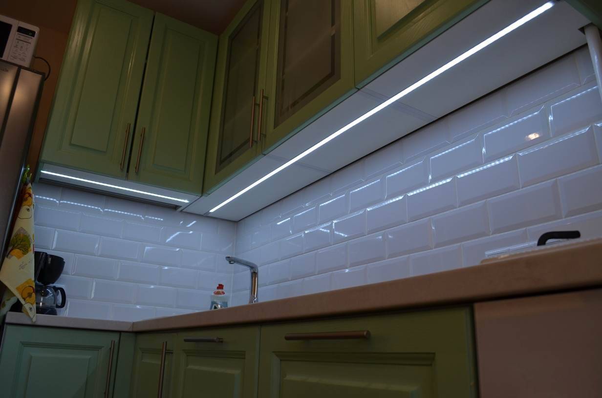 Подсветка под шкафы на кухне из светодиодной ленты: выбор элементов, схемы, монтаж своими руками