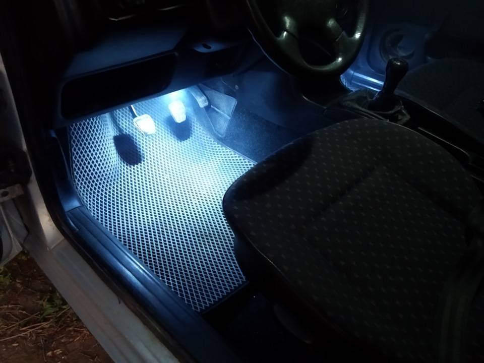 Подсветка ног в автомобиле