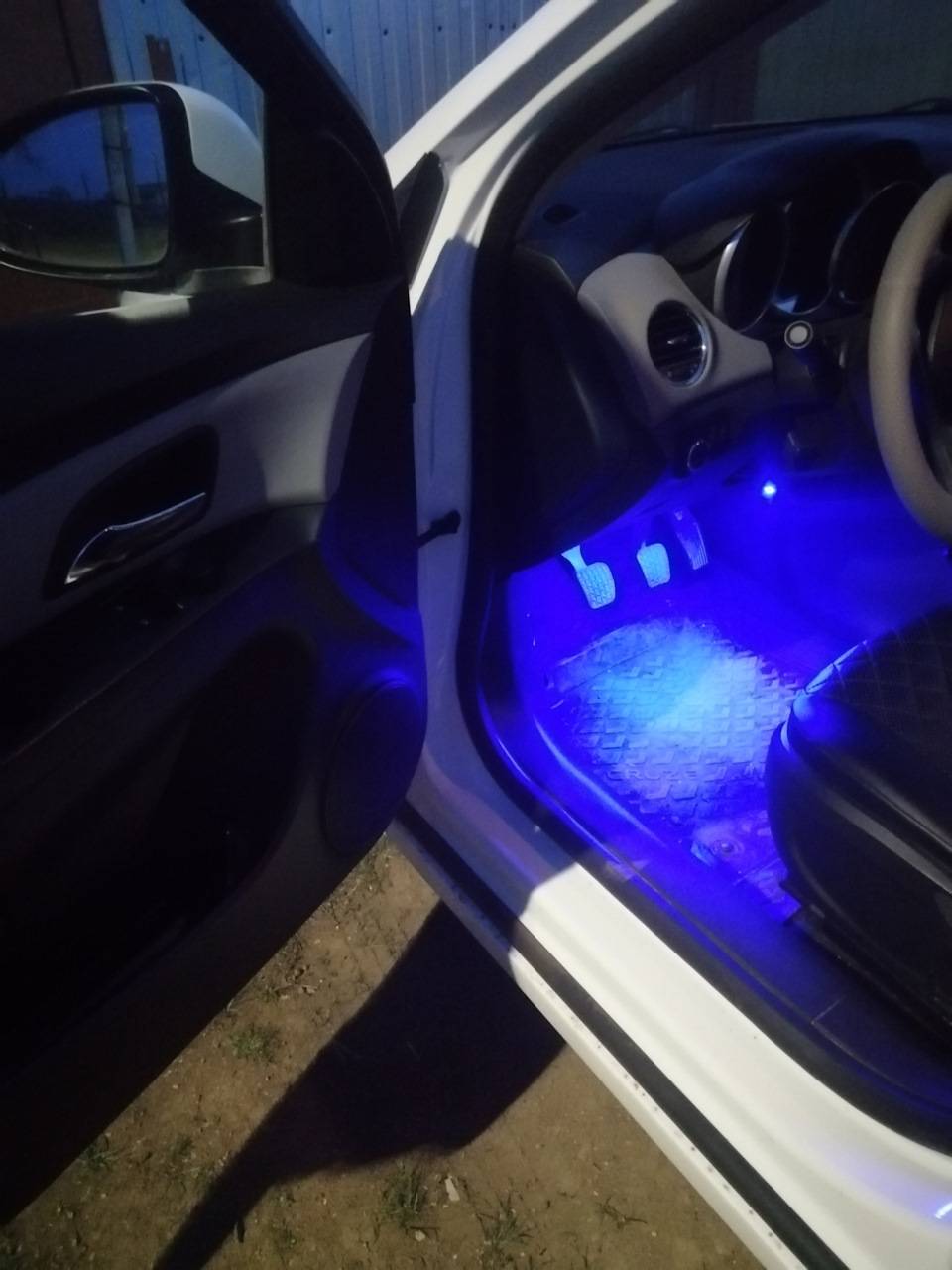 Подсветка дверей в автомобиле своими руками: инструкция