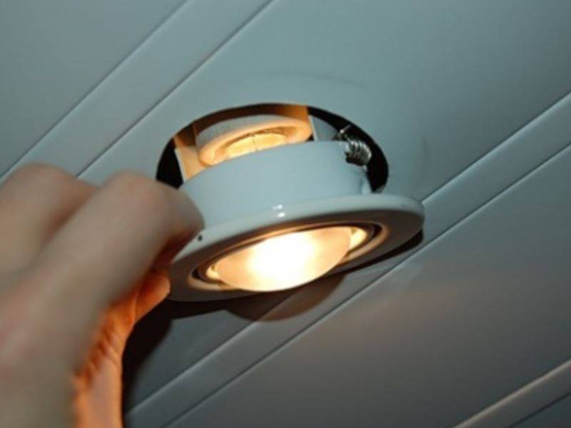 Как поменять лампочку в светильниках на подвесном или натяжном потолке