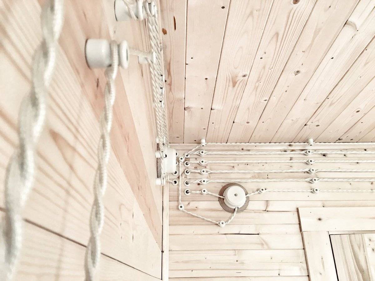 Открытая ретро проводка в деревянном доме: красивые винтажные розетки и выключатели + фото