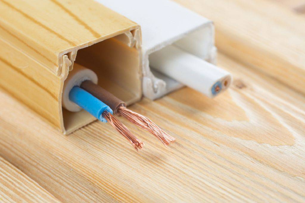 Прокладка кабелей в плинтуса – как укладывать провода в плинтуса после ремонта