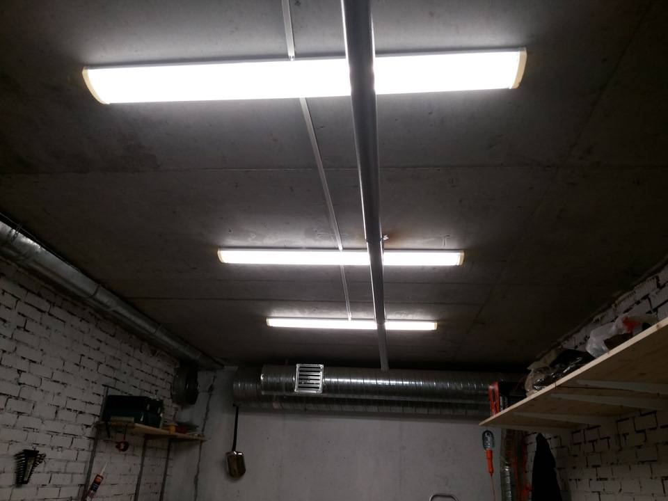 Как поменять люминесцентную лампу в потолочном и других светильниках: особенности замены ламп дневного света в подвесном потолке в офисе, как вытащить и вставить в патрон длинную лампочку > свет и светильники