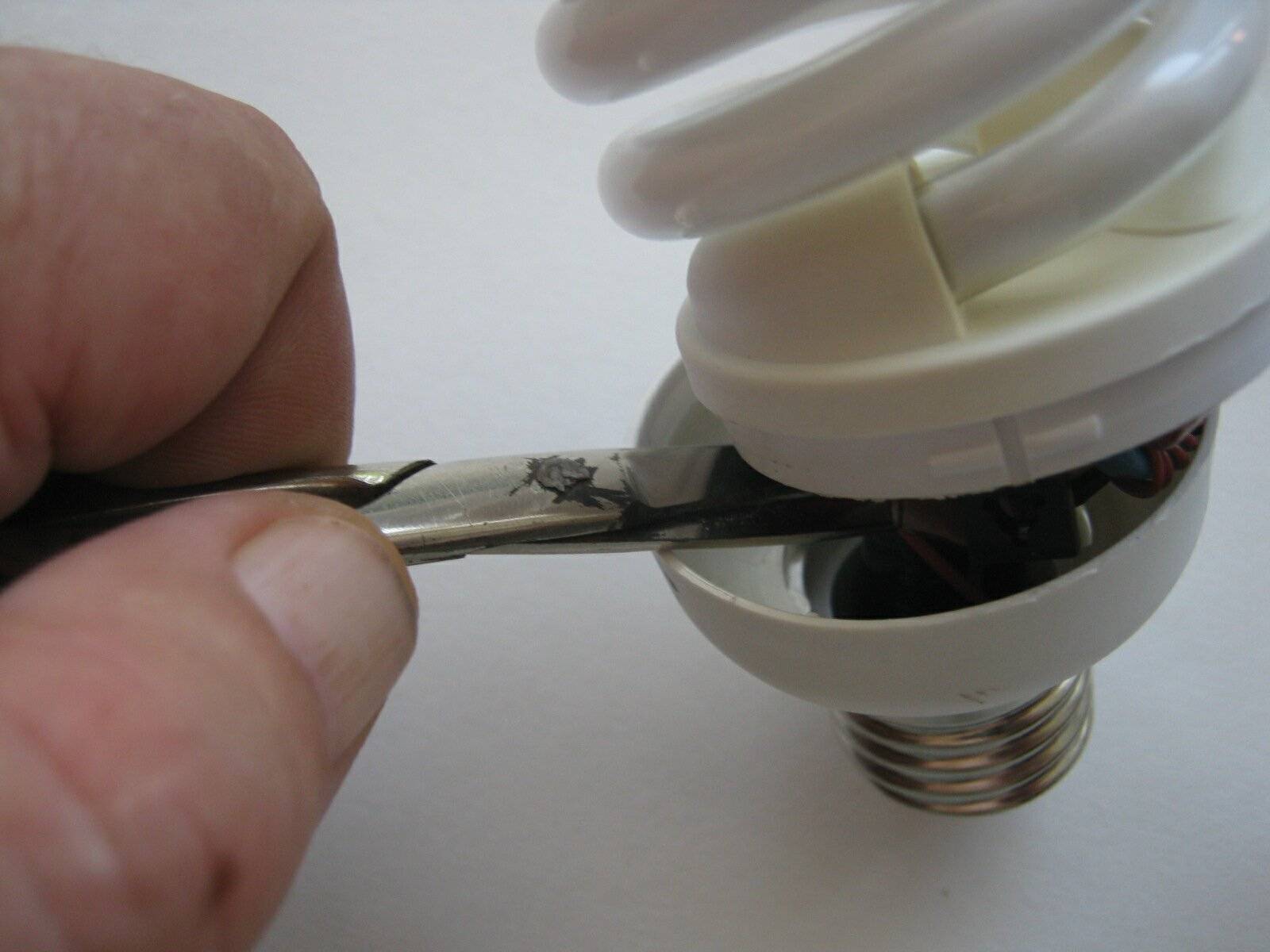 Как отремонтировать энергосберегающую лампу своими руками?
