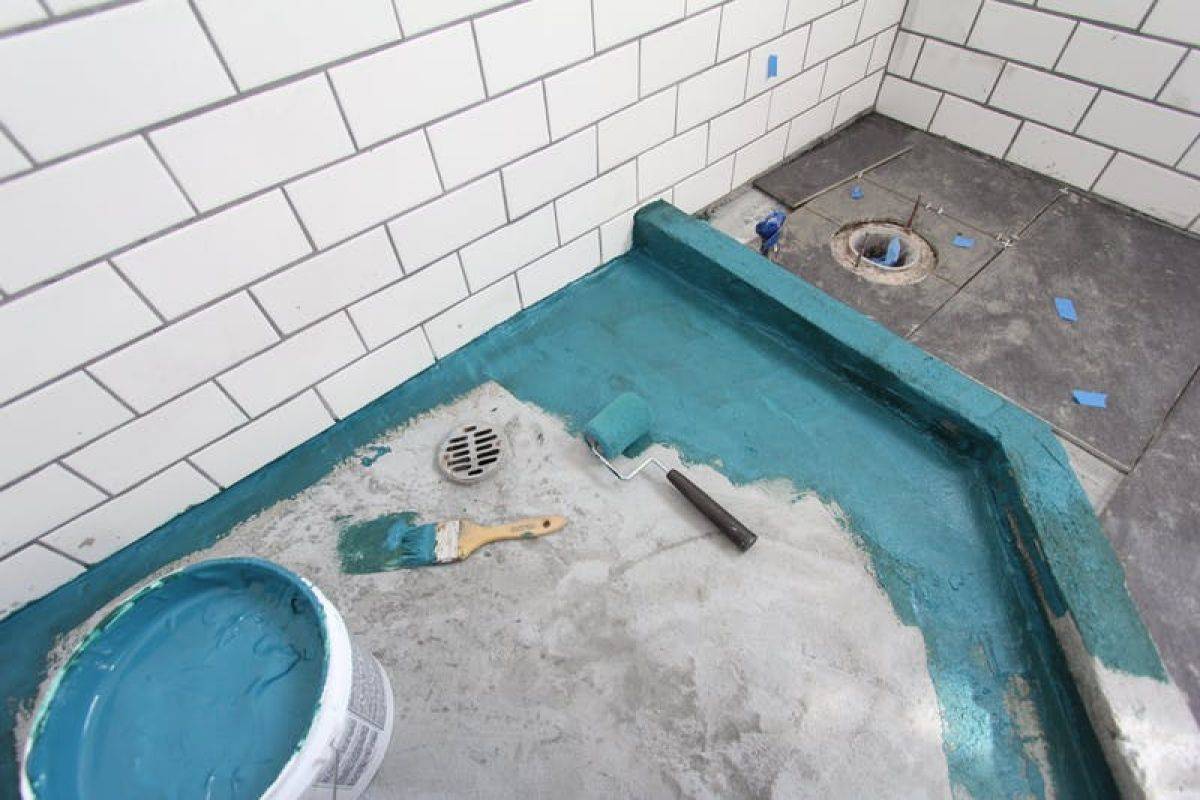Гидроизоляция ванной комнаты своими руками: чем лучше обработать пол под плиткой.