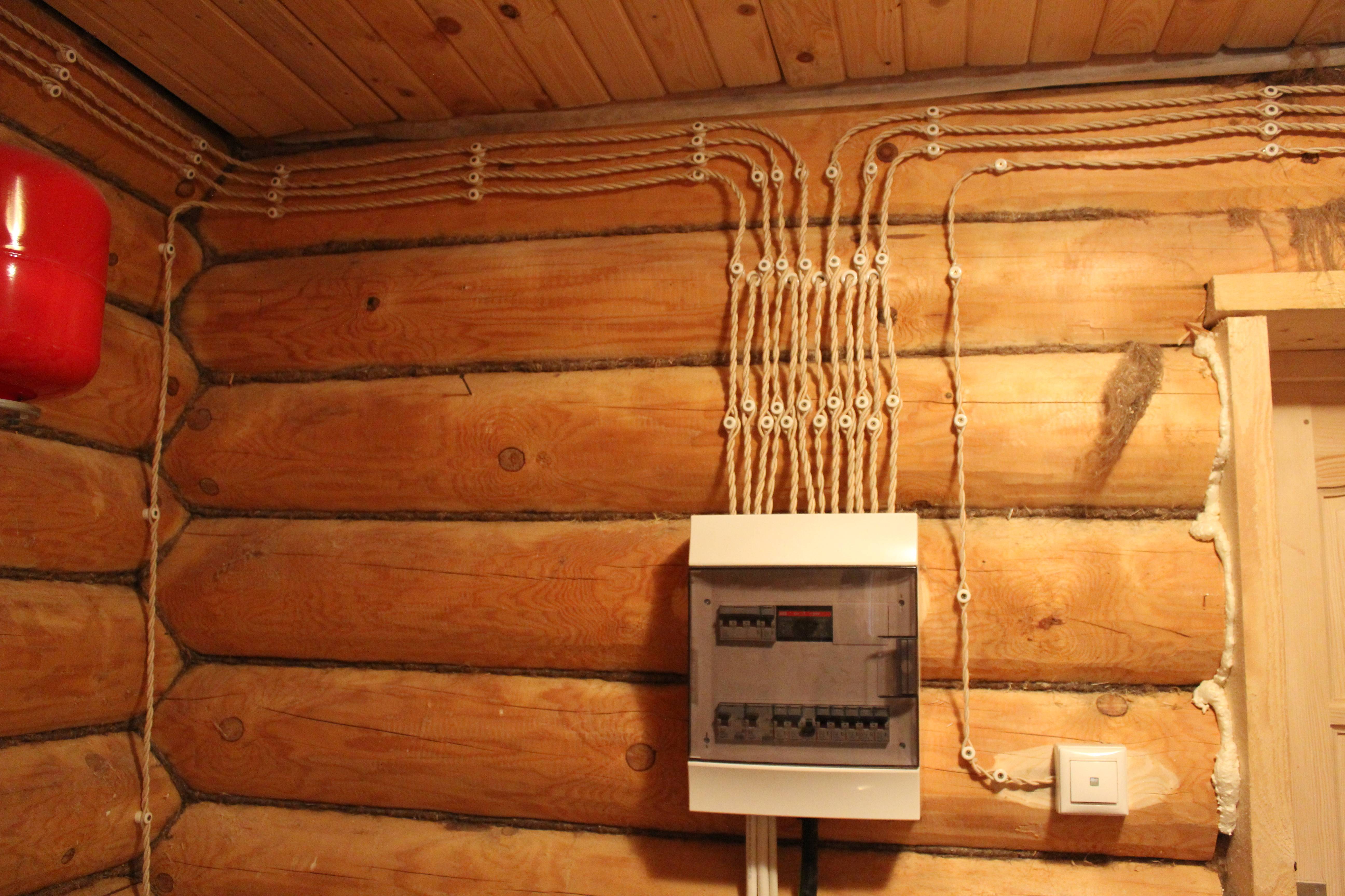 внешняя проводка в деревянном доме в кабель каналах