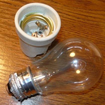 Как выкрутить цоколь лампочки из патрона?