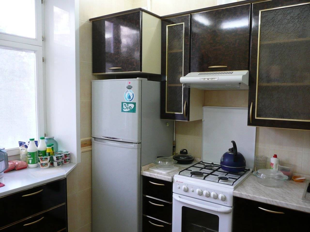 Можно ли ставить холодильник рядом с газовой плитой на кухне: электрической, какое минимальное расстояние должно быть между, как защитить, что проложить, перегородка, ответ специалиста