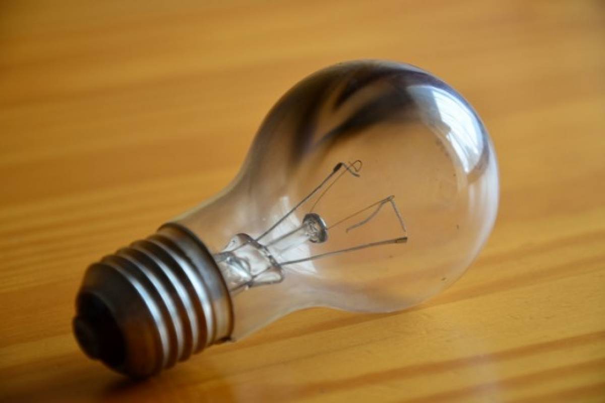 Почему в доме часто перегорают лампочки: причины и что делать