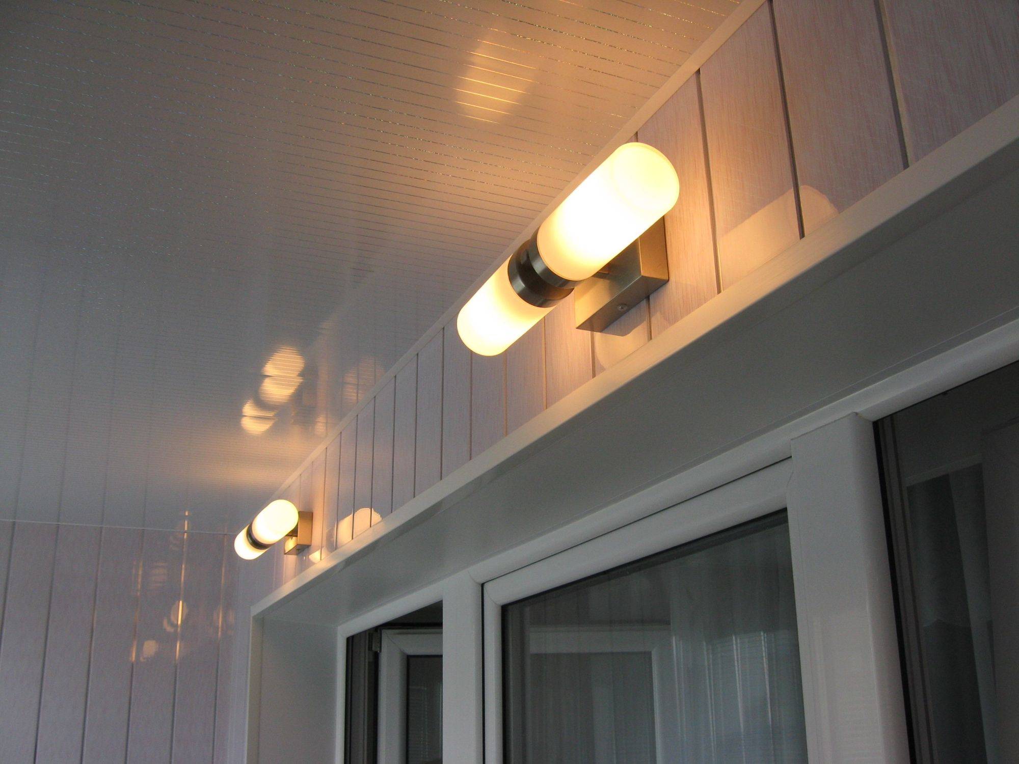 Как на балкон провести свет и сделать освещение, светильники на балкон фото галерея