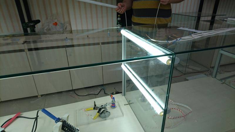 Подсветка витрин с помощью светодиодных светильников и ленты